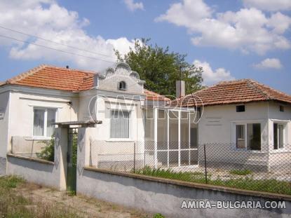 Renovated house 32 km from the beach front