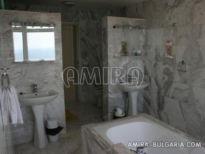 Furnished sea view villa 500m from the beach bathroom