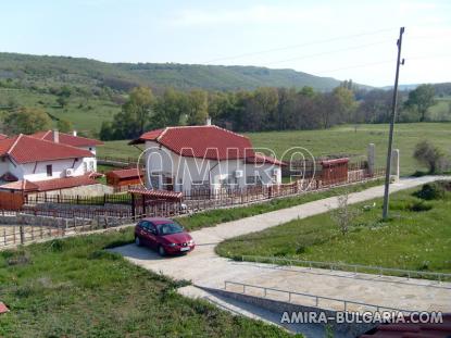 Bulgarian house 7km from the beach road access