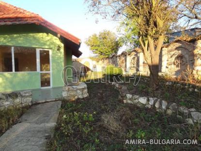 Bulgarian holiday home near a dam 3