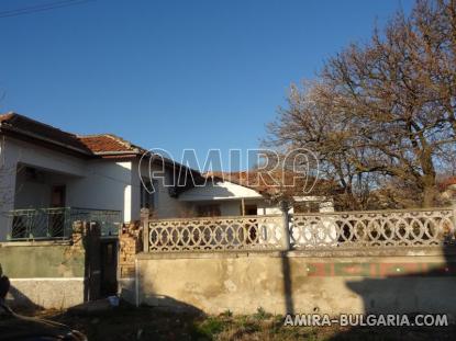 Renovated Bulgarian house near a lake