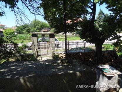 Bulgarian house 19km from the beach garden 3