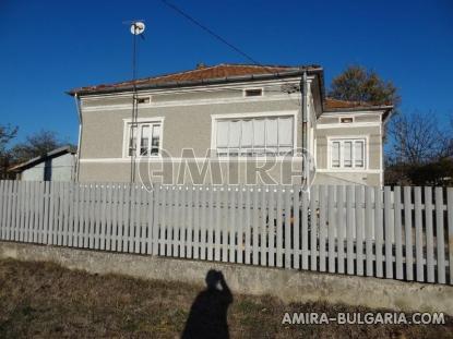 Bulgarian holiday home near a dam 1