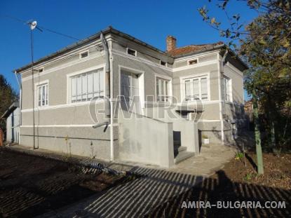 Bulgarian holiday home near a dam 3