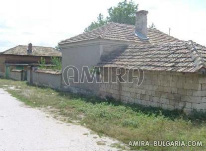 Bulgarian house 59km from the sea fence