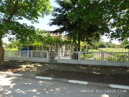 House in Bulgaria 28km from the beach fence 2