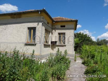 Bulgarian country house near a lake 2