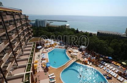 Furnished apartments 170m from the beach