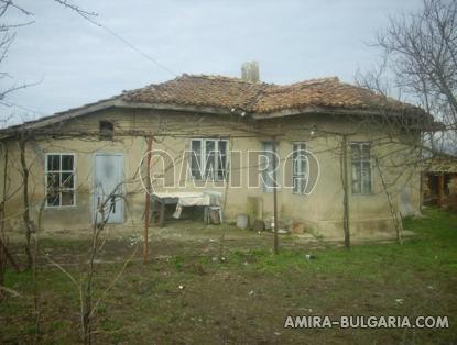 Cheap bulgarian home with big plot front 2
