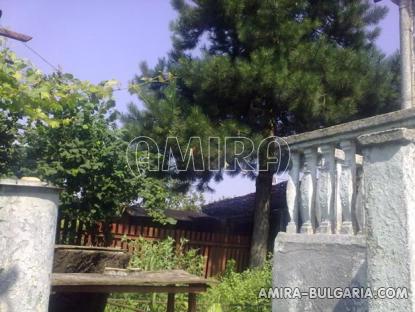 House in Bulgaria near a dam garden 2