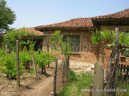 House with big plot next to Dobrich front 3