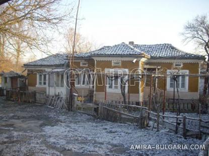 Bulgarian holiday home near a dam front 2