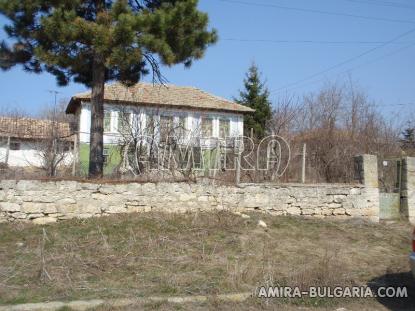 House for renovation near a fishing lake 1