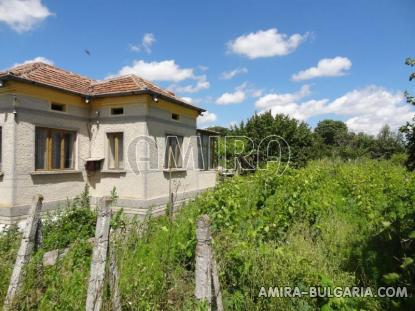 Bulgarian country house near a lake 4